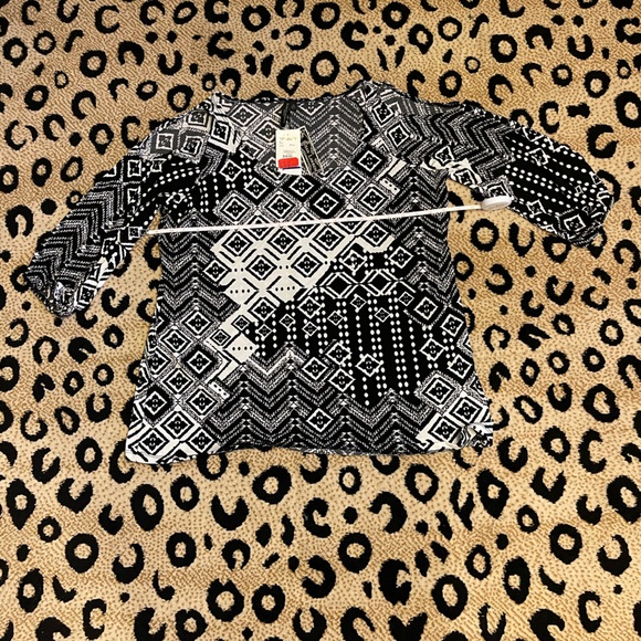 Black and White patterned cold shoulder top - Picture 8 of 9